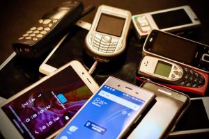 Telefone und Smartphones liegen auf einem Haufen