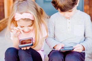 Kinder an ihren Smartphones