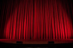 Bühne mit rotem Vorhang