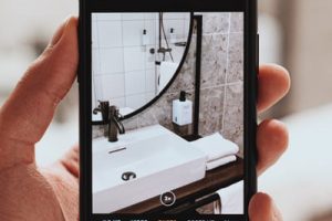 Ein Smartphone schießt ein Foto von einem Badezimmer