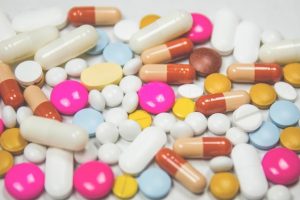 Viele Tabletten vor weißem Hintergrund