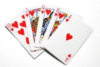 Ein Kartenset mit Herz Ass, König, Dame, Bube und Zehn