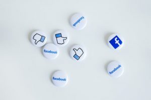 Button mit den Logos von Facebook.