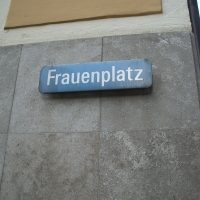 Straßenschild "Frauenplatz" an einer Hauswand