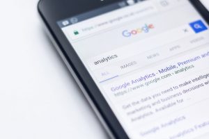 Die App Google zeigt das Suchergebnis des Wort "Analytics"