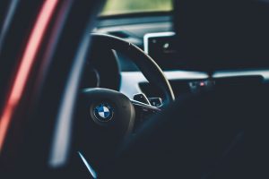 Innenraum eines BMWs Fahrzeugs.