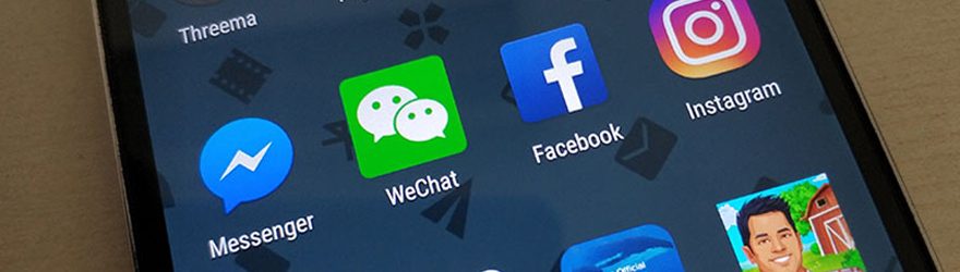 Smartphone Display mit Apps, darunter auch die App WeChat.