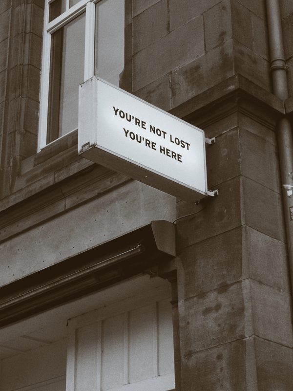 Schild an einem Haus mit der Aufschrift "You´re not lost You´re here"
