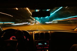 Foto aus einem Innenraum eines Autos , das bei Nacht fährt.