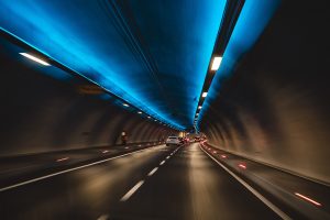 Auto fährt durch dunkelen Autobahntunnel