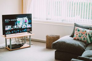 Eingeschalteter Fernseher in einem Wohnzimmer.