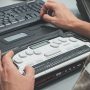 Eine blinder Mann verwendet einen Braille-Bildschirmleser
